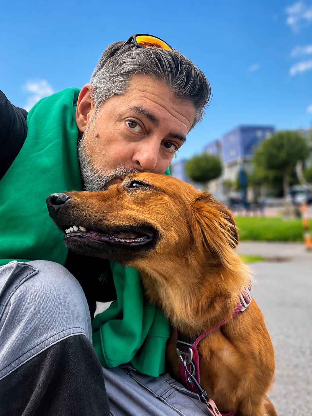 Jose, educador canino de Kni2, con un perro durante una sesión en entorno urbano