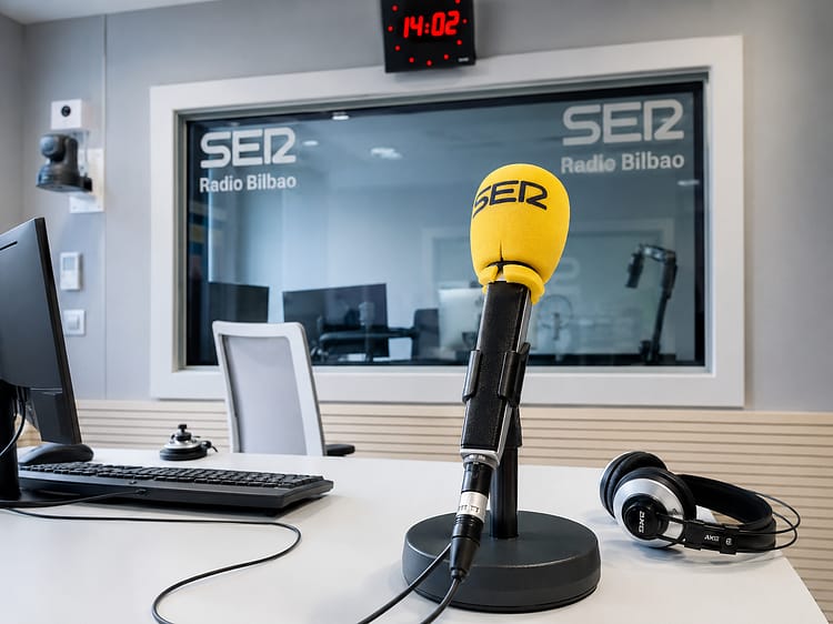 Jose de Kni2 participando en radio sobre educación y conducta canina