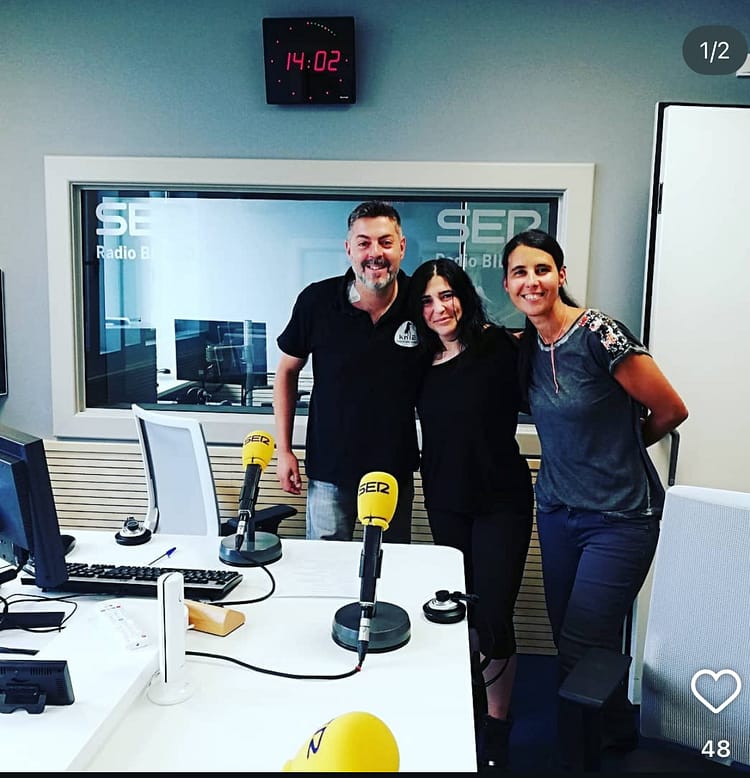 Jose de Kni2 participando en programas de radio en Bilbao hablando de educación y modificación de conducta canina