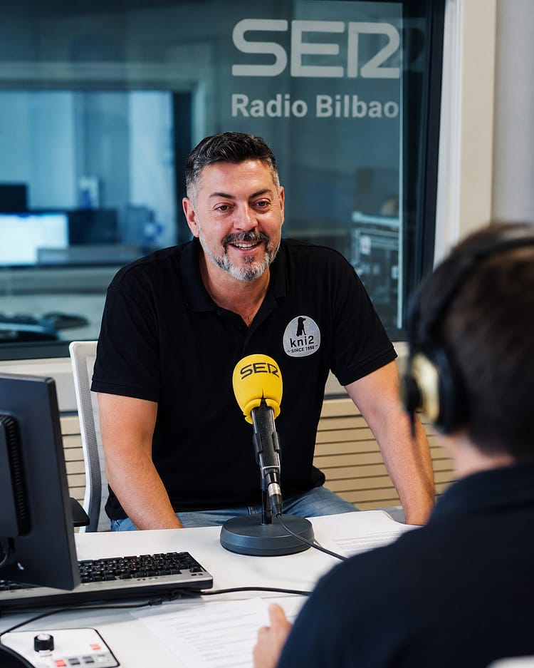 Jose de Kni2 participando en radio sobre educación y conducta canina