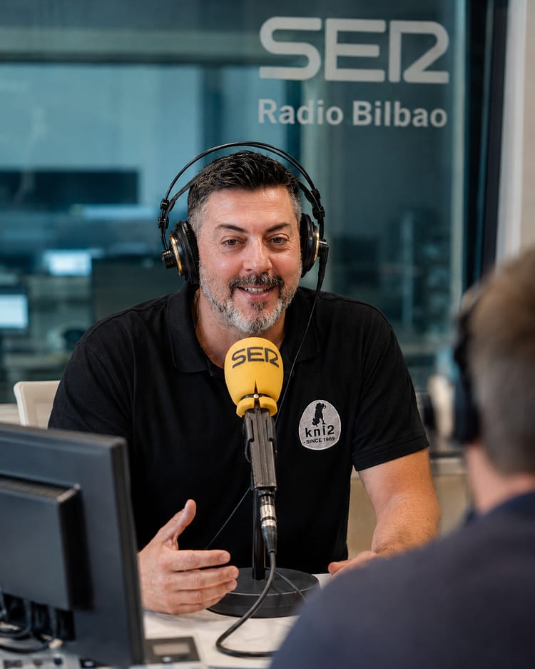 Jose de Kni2 participando en programas de radio en Bilbao hablando de educación y modificación de conducta canina